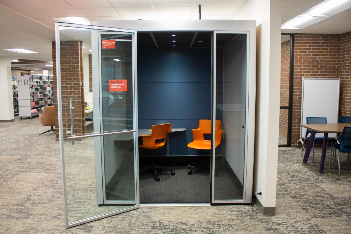 Pod B, Room with corner desk and two office chairs